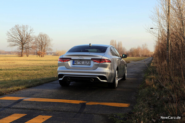 Jaguar XE schräg hinten