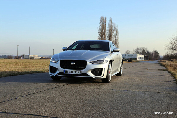 Jaguar XE schräg vorne links