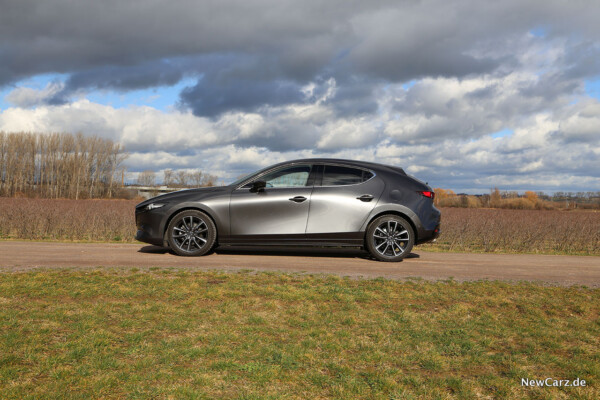 Mazda3 Seitenperspektive in der Sonne