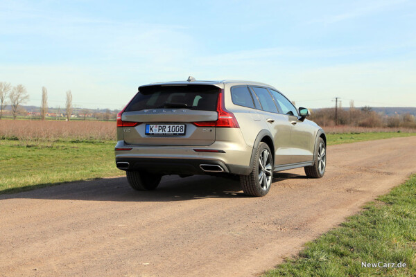 Volvo V60 Cross Country schräg hinten rechts