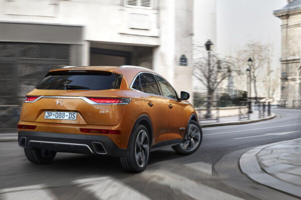 DS7 Crossback E-Tense 225 on road