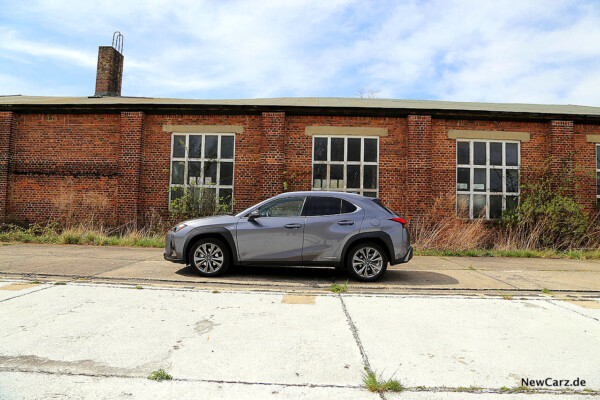 Lexus UX 250h Seitenperspektive