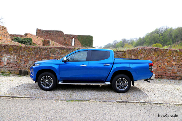 Mitsubishi L200 Facelift vor Ruine