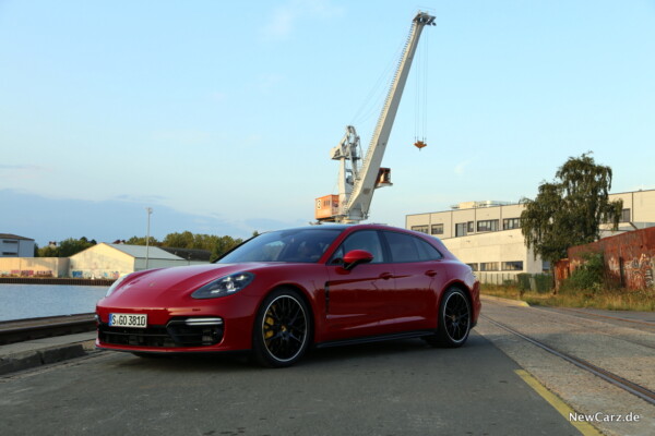 Porsche Panamera GTS Sport Turismo Front