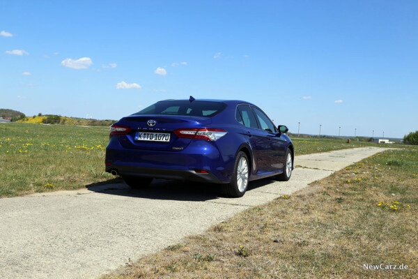 Toyota Camry Hybrid schräg hinten rechts