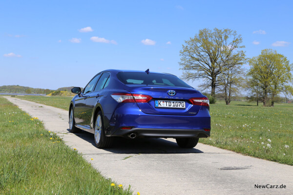 Toyota Camry Hybrid schräg links hinten