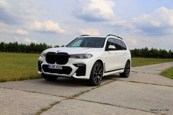 BMW X7 auf Betonpiste