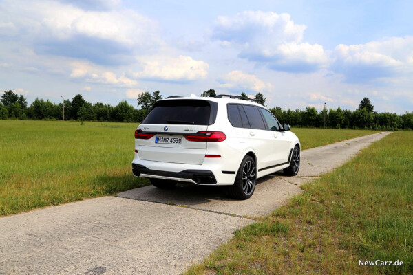 BMW X7 schräg hinten rechts