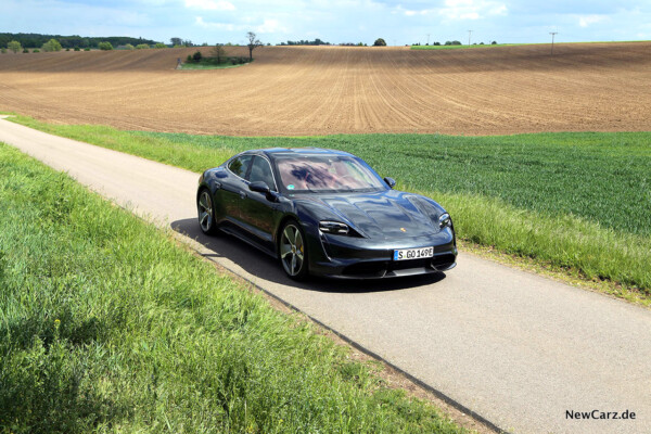 Taycan Turbo S schräg vorne oben rechts