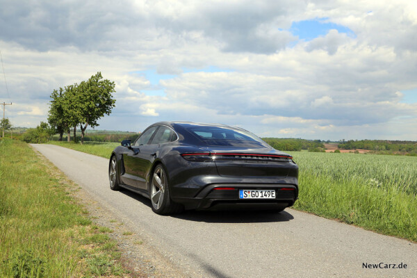 Porsche Taycan Turbo S schräg hinten links