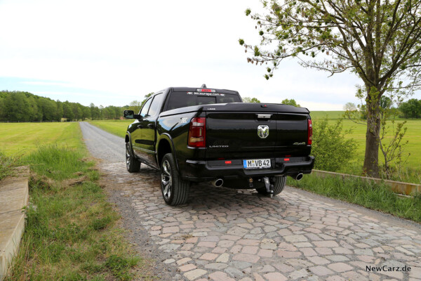 RAM 1500 Limited hinten schräg links