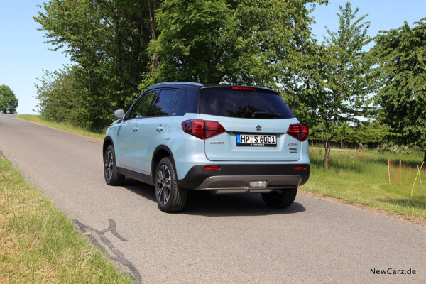 Suzuki Vitara Hybrid schräg hinten links