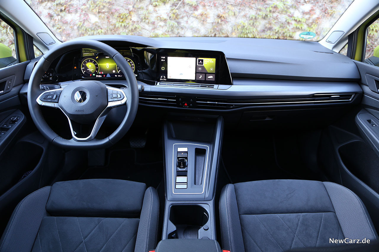 Neues Touch-Lenkrad von VW im Test während der Fahrt im neuen Golf 8 GTI:  Sinnvoll oder umständlich? 
