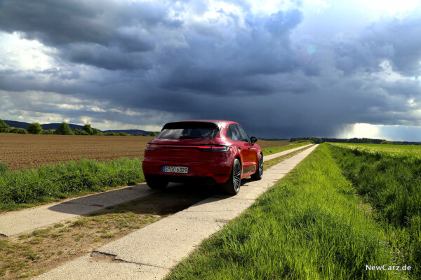 Porsche Macan GTS schräg hinten vor Gewitter