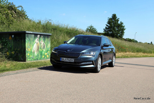 Skoda Superb Combi iV schräg vorn links