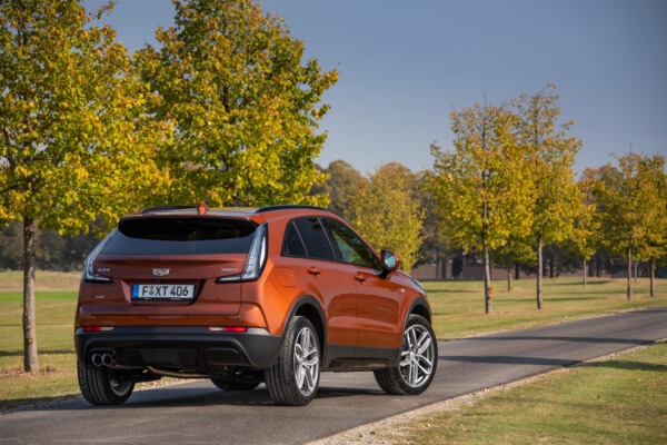 Cadillac XT4 schräg hinten rechts