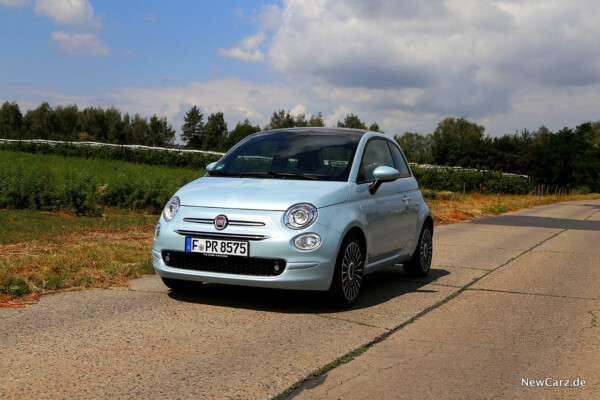 Fiat 500 Hybrid schräg vorn links