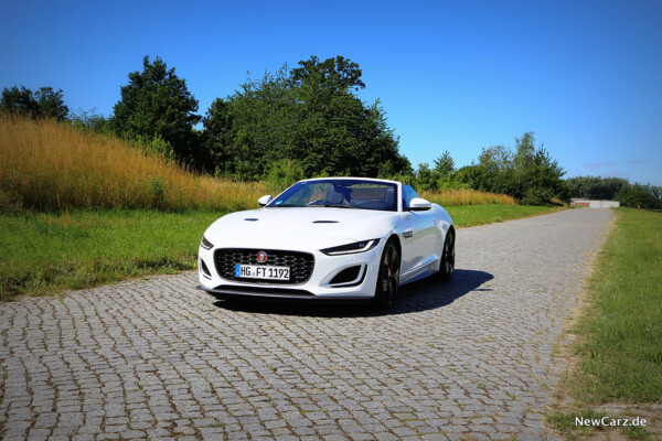 Jaguar F-Type Cabrio auf Pflasterstraße