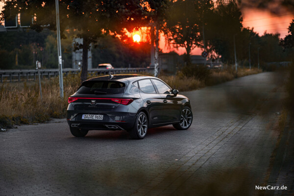 Seat Leon IV schräg hinten Sonnenuntergang