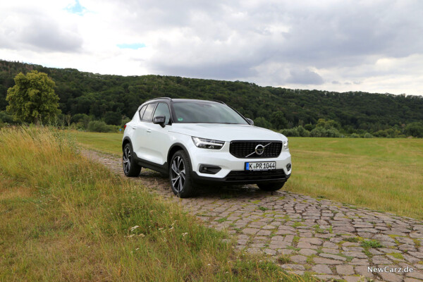 Volvo XC40 T5 Recharge schräg vorne rechts