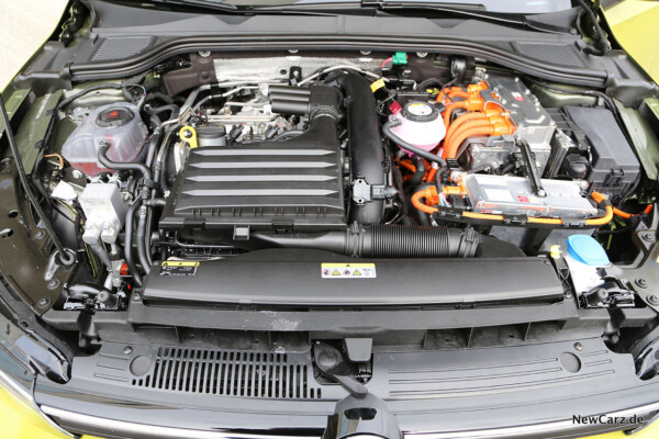 Motorraum VW Golf 8 eHybrid und VW Golf 8 GTE