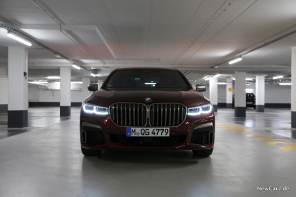 BMW M760Li xDrive Front