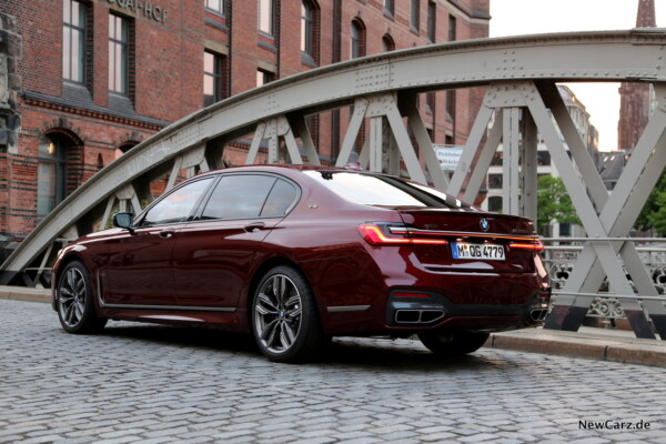 BMW M760Li xDrive urban