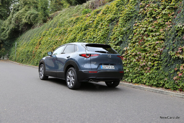 Mazda CX-30 schräg hinten links