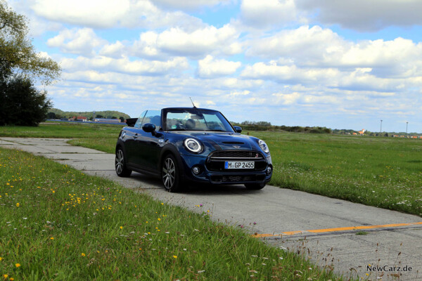 Mini Cooper S Cabrio schräg vorne rechts