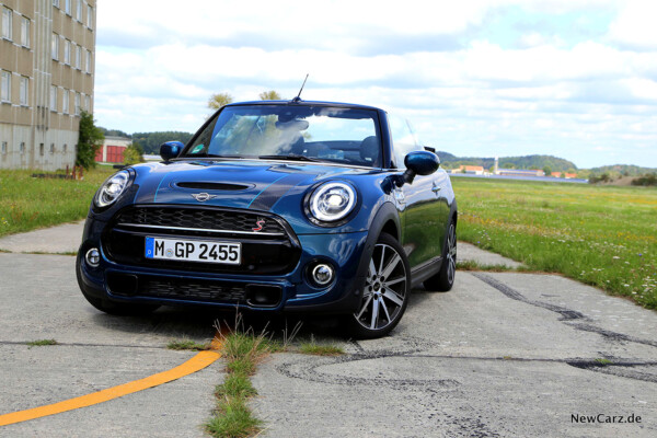 Mini Cooper S Cabrio schräg vorne links
