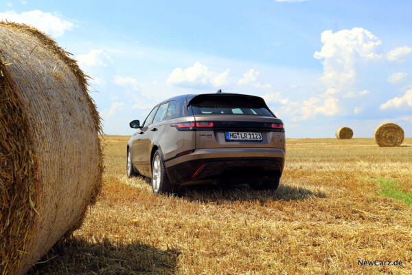 Range Rover Velar D300 schräg hinten auf Kornfeld