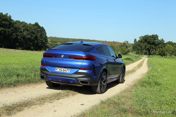 BMW X6 M50i schräg hinten rechts