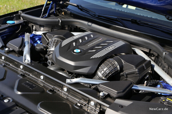 Motorraum BMW X6 M50i