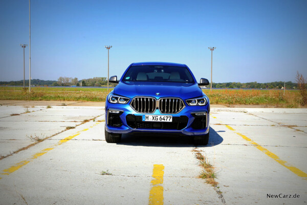 BMW X6 M50i on track