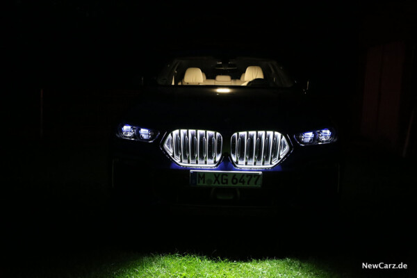 BMW X6 M50i Front bei Nacht