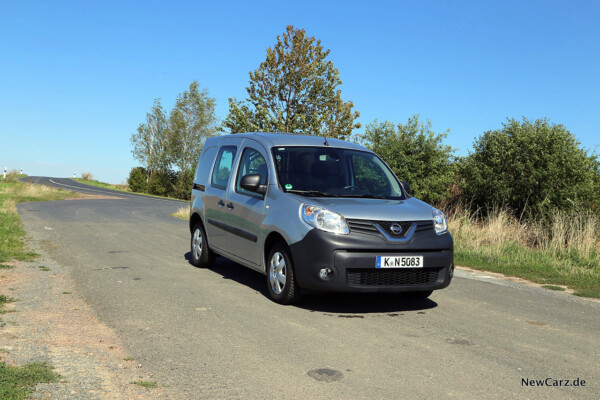 Nissan NV250 schräg vorne rechts