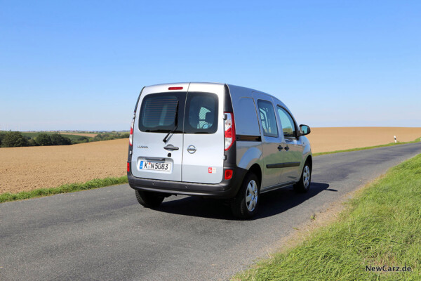 Nissan NV250 schräg hinten rechts