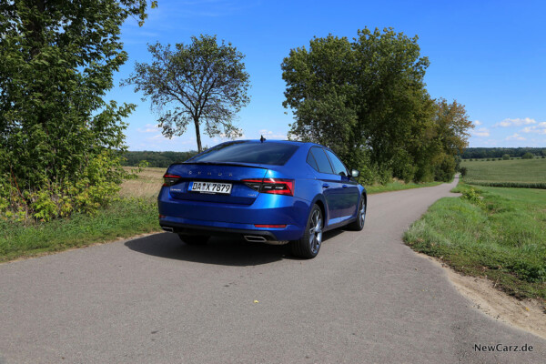 Skoda Superb Facelift schräg hinten rechts