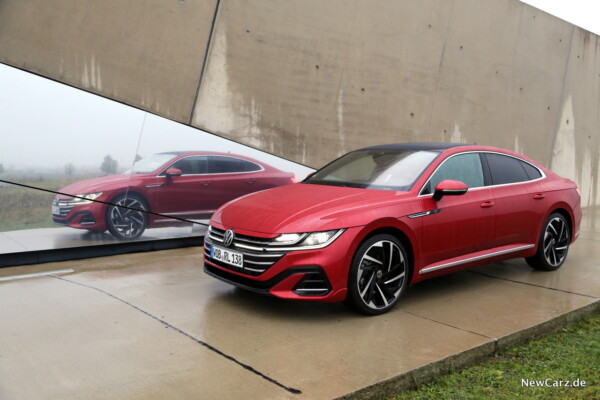 VW Arteon Facelift vor Spiegel