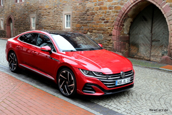 VW Arteon Facelift auf Pflasterstraße