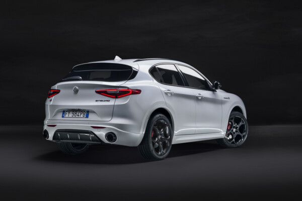 Alfa Romeo Stelvio Veloce Ti schräg hinten