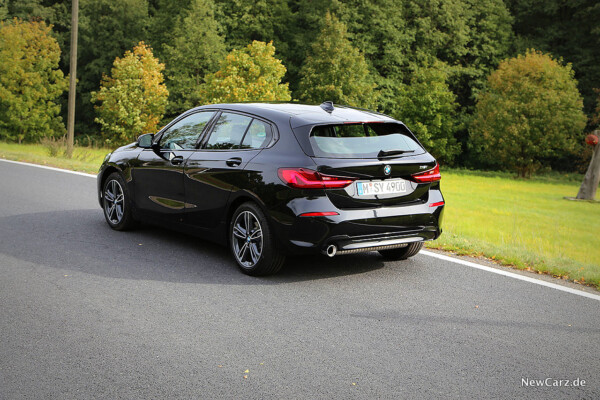 BMW 118i schräg hinten links