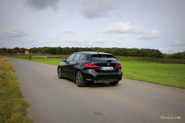 BMW 118i schräg hinten onroad