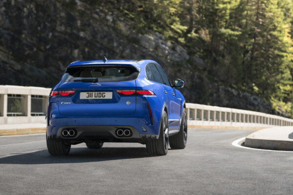 Jaguar F-Pace SVR schräg hinten