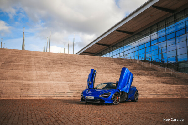 McLaren 720S Spider blue