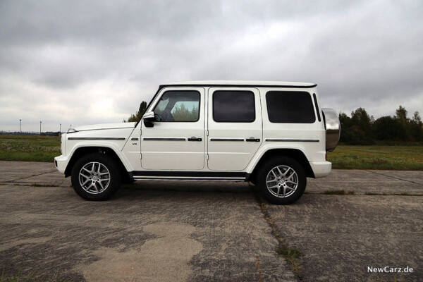 Mercedes-Benz G 500 seitlich auf Beton