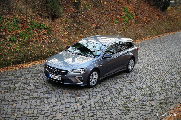 Opel Insignia Sport Tourer GSi schräg oben vorn