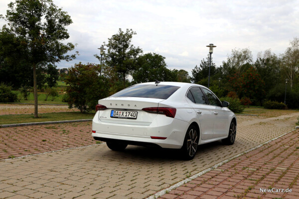 Skoda Octavia IV schräg hinten rechts