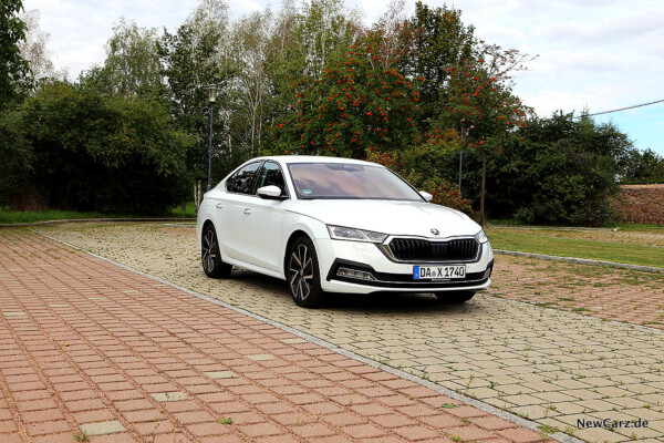 Skoda Octavia IV schräg vorn rechts