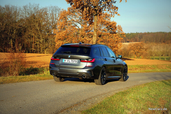 BMW 330d xDrive Touring schräg hinten rechts